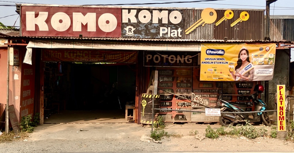 Foto Outlet Komo Plat Cabang Arcawinangun
